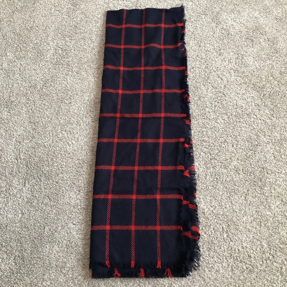 🎀 Navy and Red Scarf